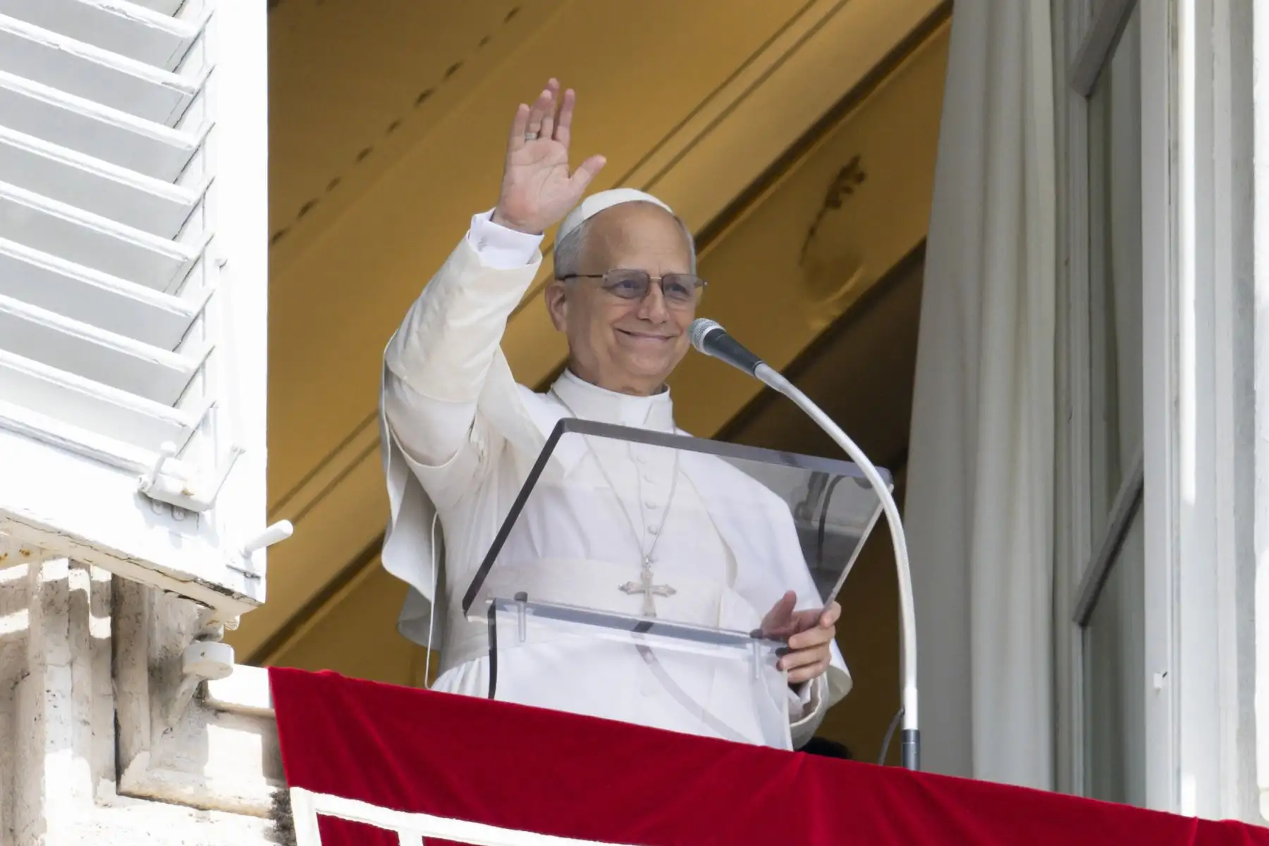El Papa León XIV dirige la oración del Ángelus desde la ventana de su despacho con vista a la Plaza de San Pedro en su 70° cumpleaños, en la Ciudad del Vaticano, el 14 de septiembre de 2025. Foto: EFE