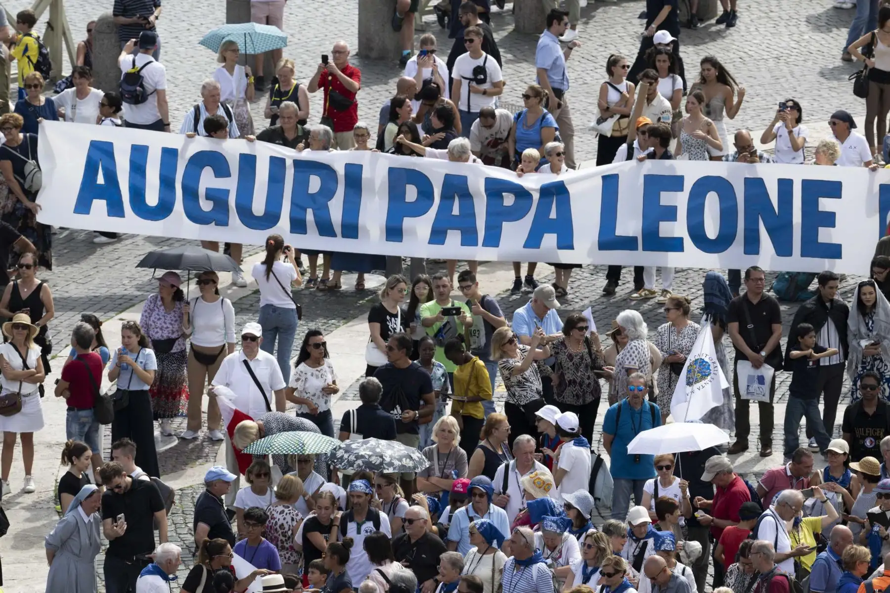 Fieles católicos celebran el 70° cumpleaños del Papa León XIV mientras asisten a la oración del Ángelus en la Plaza de San Pedro, Ciudad del Vaticano, el 14 de septiembre de 2025. Foto: VATICAN MEDIA / EFE