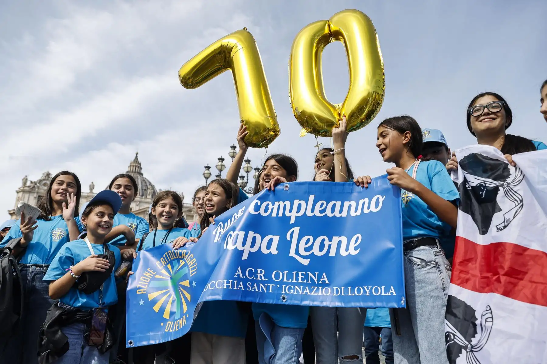 Fieles católicos celebran el 70° cumpleaños del Papa León XIV mientras asisten a la oración del Ángelus en la Plaza de San Pedro, Ciudad del Vaticano, el 14 de septiembre de 2025. Foto: VATICAN MEDIA / EFE