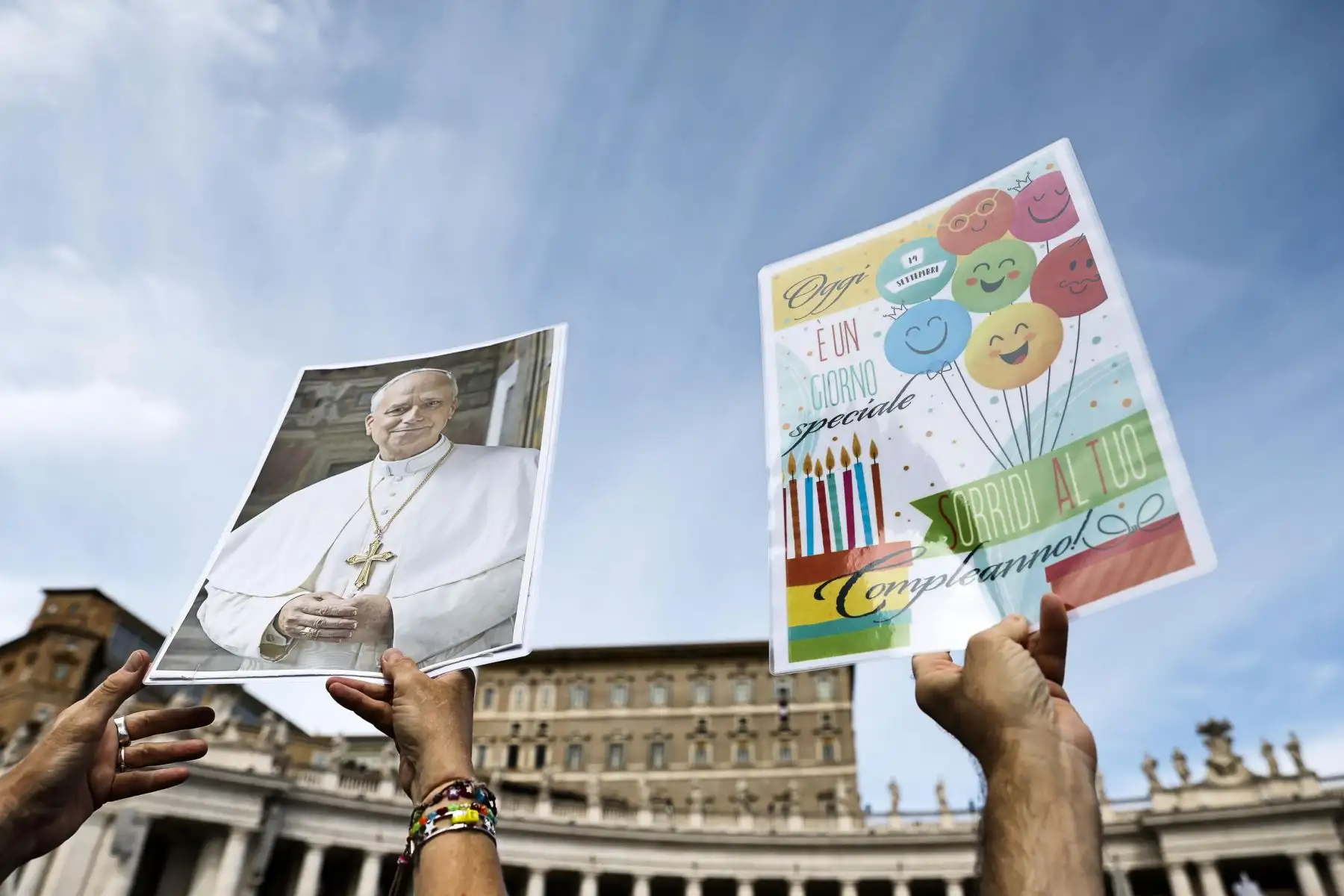 Fieles católicos celebran el 70° cumpleaños del Papa León XIV mientras asisten a la oración del Ángelus en la Plaza de San Pedro, Ciudad del Vaticano, el 14 de septiembre de 2025. Foto: VATICAN MEDIA / EFE