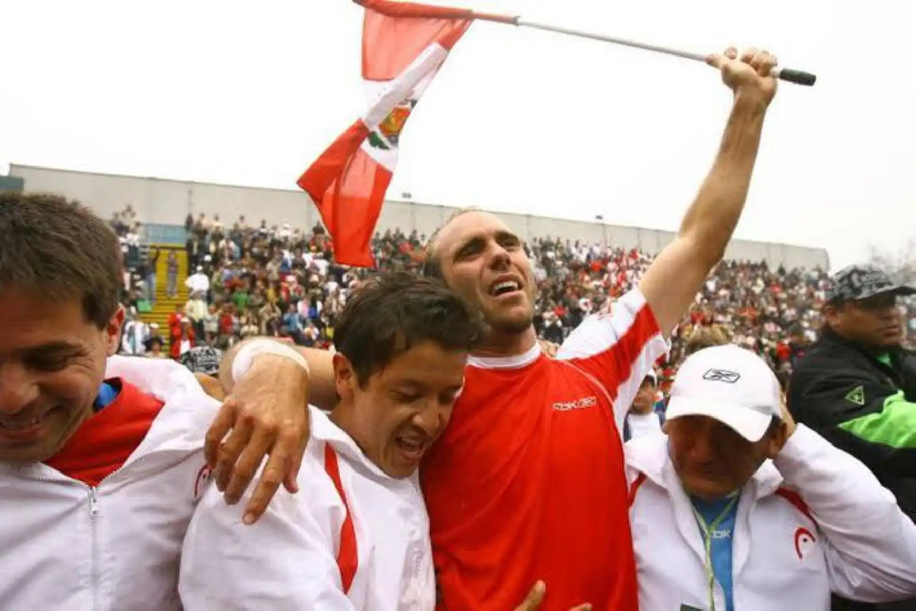 Un día como hoy hace 15 años, el equipo peruano de Copa Davis capitaneado por Jaime Yzaga y liderado por Luis Horna e Iván Miranda, logró clasificarse al Grupo Mundial de la Copa Davis tras vencer a Bielorrusia en Lima. Foto: Federación Peruana de Tenis