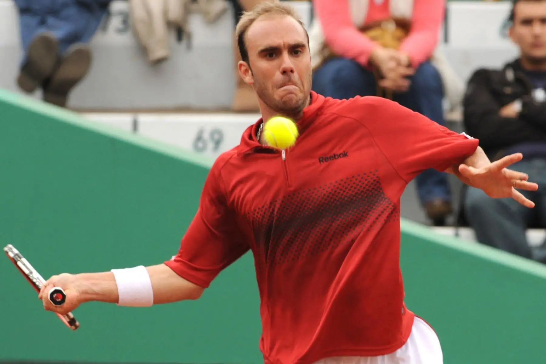El peruano Luis Horna devuelve el balón durante su partido de Copa Davis contra el canadiense Frederic Niemeyer el 12 de julio de 2009 en Lima. Foto: AFP