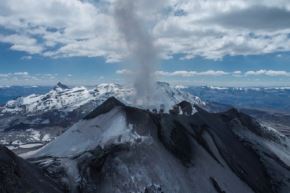La alerta naranja significa que el macizo aumenta de manera significativa su actividad eruptiva, se observa el incremento de la actividad sísmica, la ocurrencia frecuente de explosiones y la emisión de cenizas.