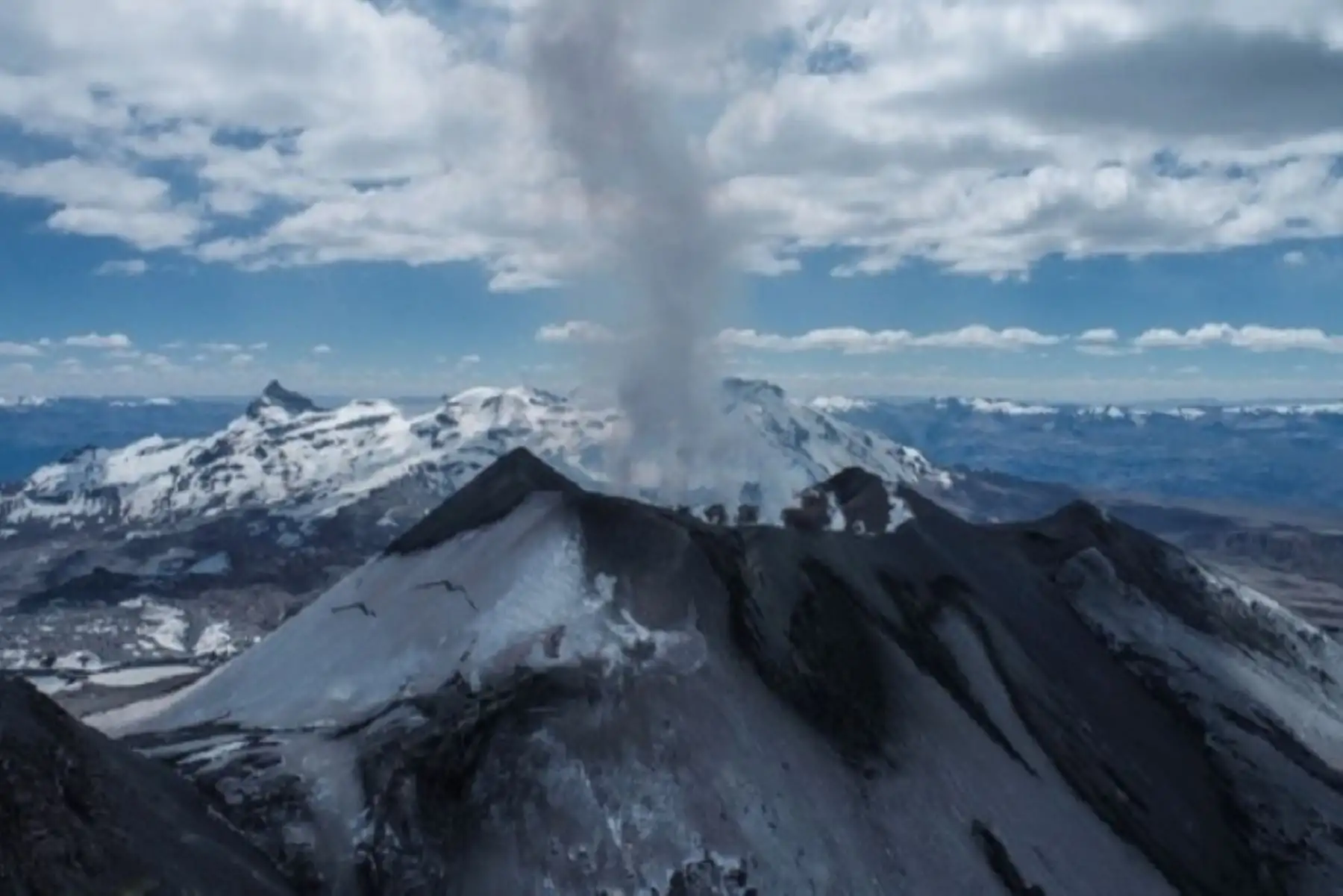 La alerta naranja significa que el macizo aumenta de manera significativa su actividad eruptiva, se observa el incremento de la actividad sísmica, la ocurrencia frecuente de explosiones y la emisión de cenizas.