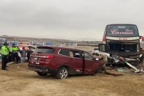 La víctima fue identificada como Yoni Zavaleta Sánchez (59), brigadier en retiro de la PNP, quien conducía la camioneta de placa H2K-358.