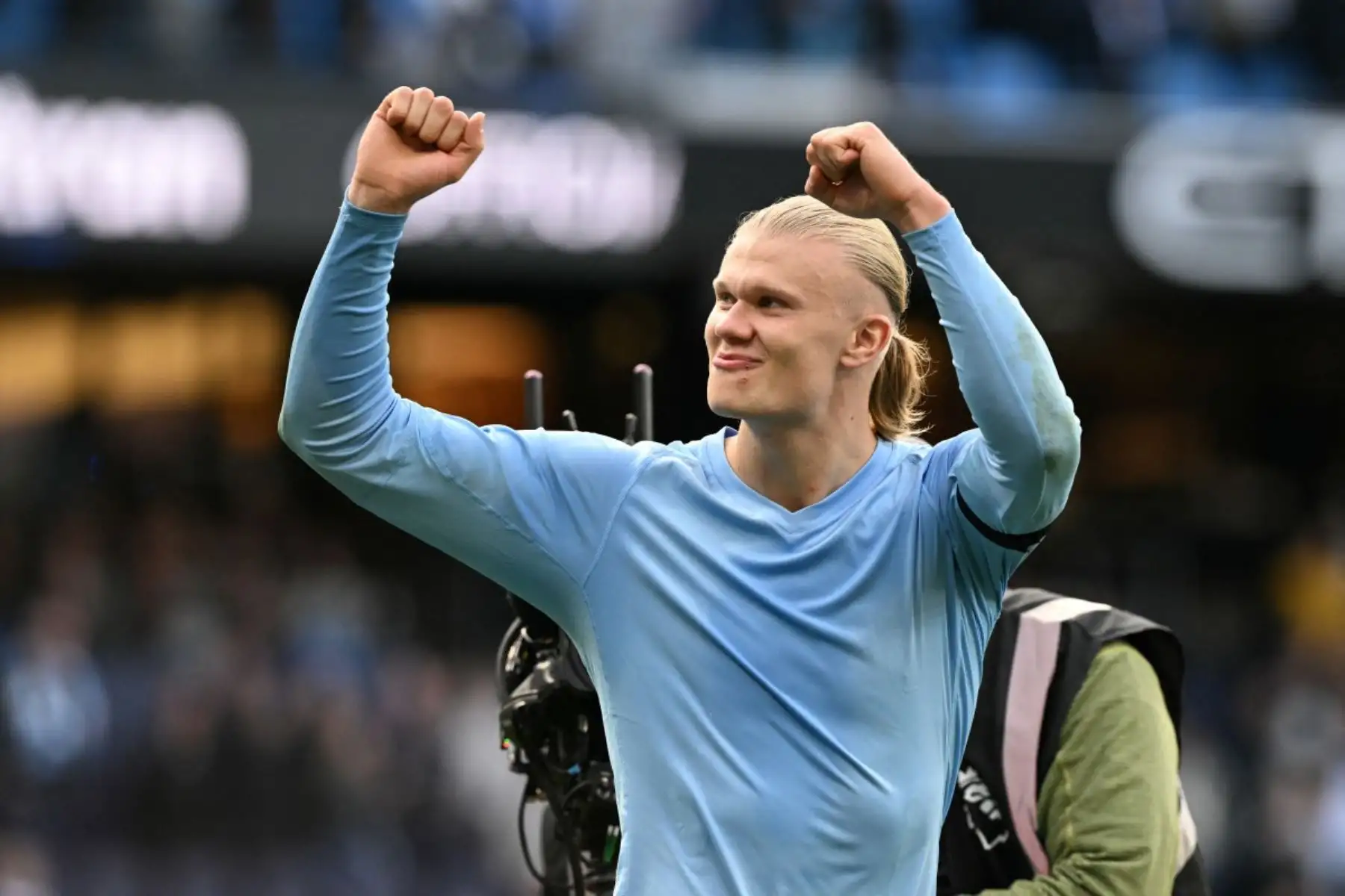 El delantero noruego del Manchester City, Erling Haaland, celebra el triunfo de su equipo al final del partido de fútbol de la Premier League inglesa entre el Manchester City y el Manchester United en el Etihad Stadium en Manchester, noroeste de Inglaterra, el 14 de septiembre de 2025. Foto: AFP