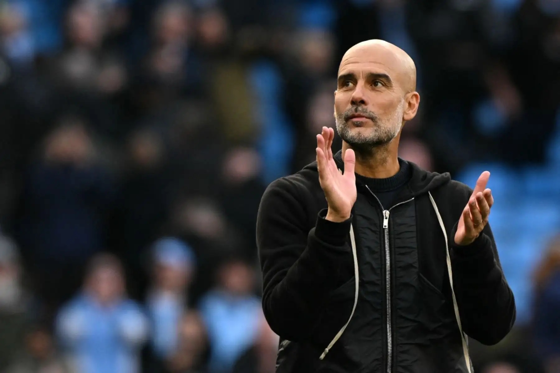 El entrenador español del Manchester City, Pep Guardiola, celebra con los fanáticos al final del partido de fútbol de la Premier League inglesa entre el Manchester City y el Manchester United en el Etihad Stadium en Manchester, noroeste de Inglaterra, el 14 de septiembre de 2025. Foto: AFP