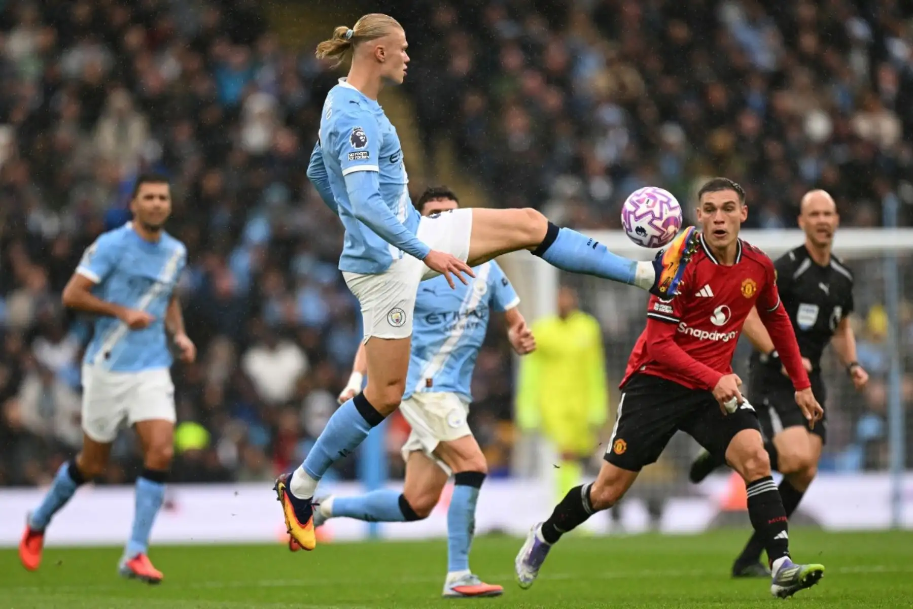 El delantero noruego del Manchester City, Erling Haaland, controla el balón durante el partido de fútbol de la Premier League inglesa entre el Manchester City y el Manchester United en el Etihad Stadium de Inglaterra, el 14 de septiembre de 2025. Foto: AFP