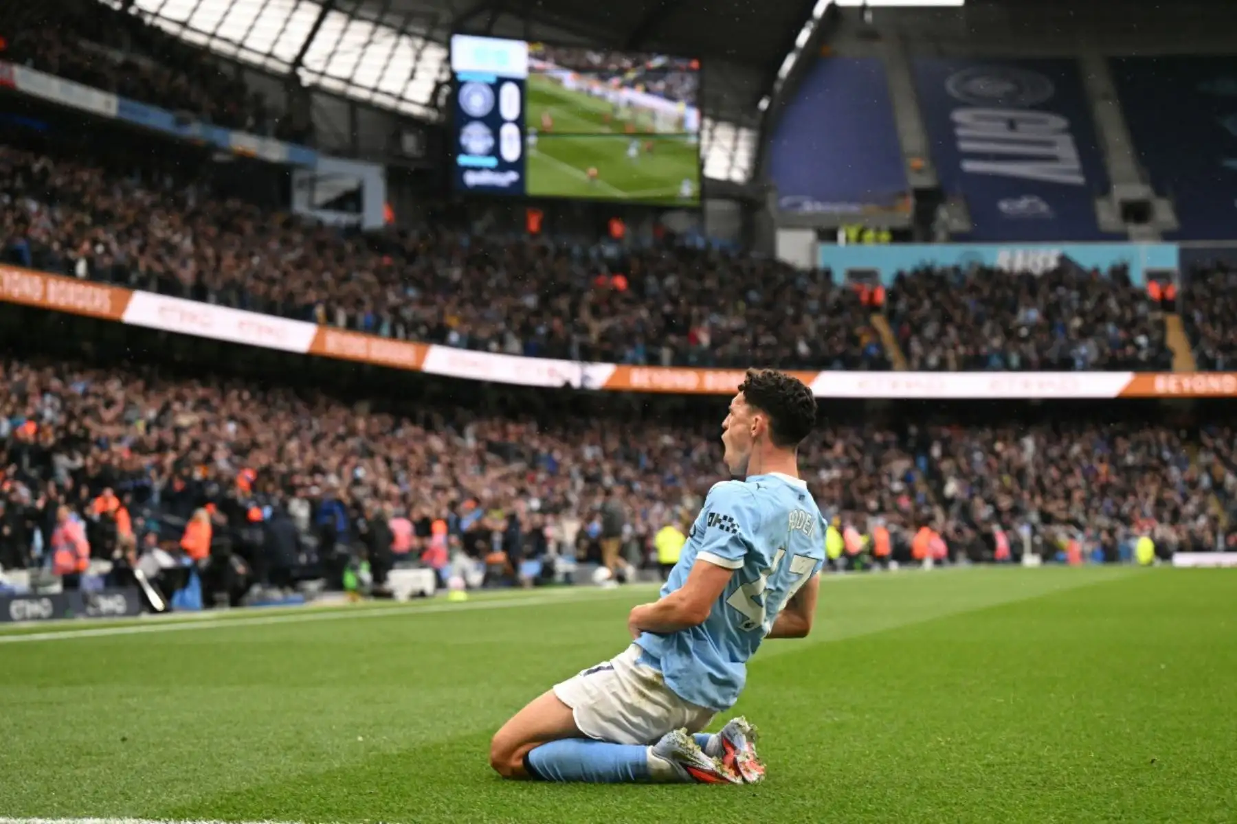 El centrocampista inglés del Manchester City, Phil Foden, celebra el primer gol que anotó durante el partido de fútbol de la Premier League inglesa entre el Manchester City y el Manchester United en el Etihad Stadium en Manchester, noroeste de Inglaterra, el 14 de septiembre de 2025. Foto: AFP