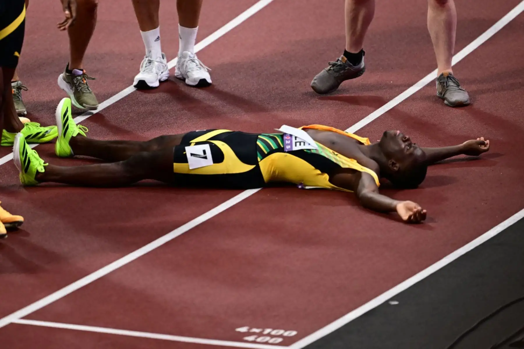 Oblique Seville de Jamaica, primer clasificado, celebra tras ganar la final masculina de 100 metros durante el Campeonato Mundial de Atletismo en Tokio el 14 de septiembre de 2025. Foto: AFP