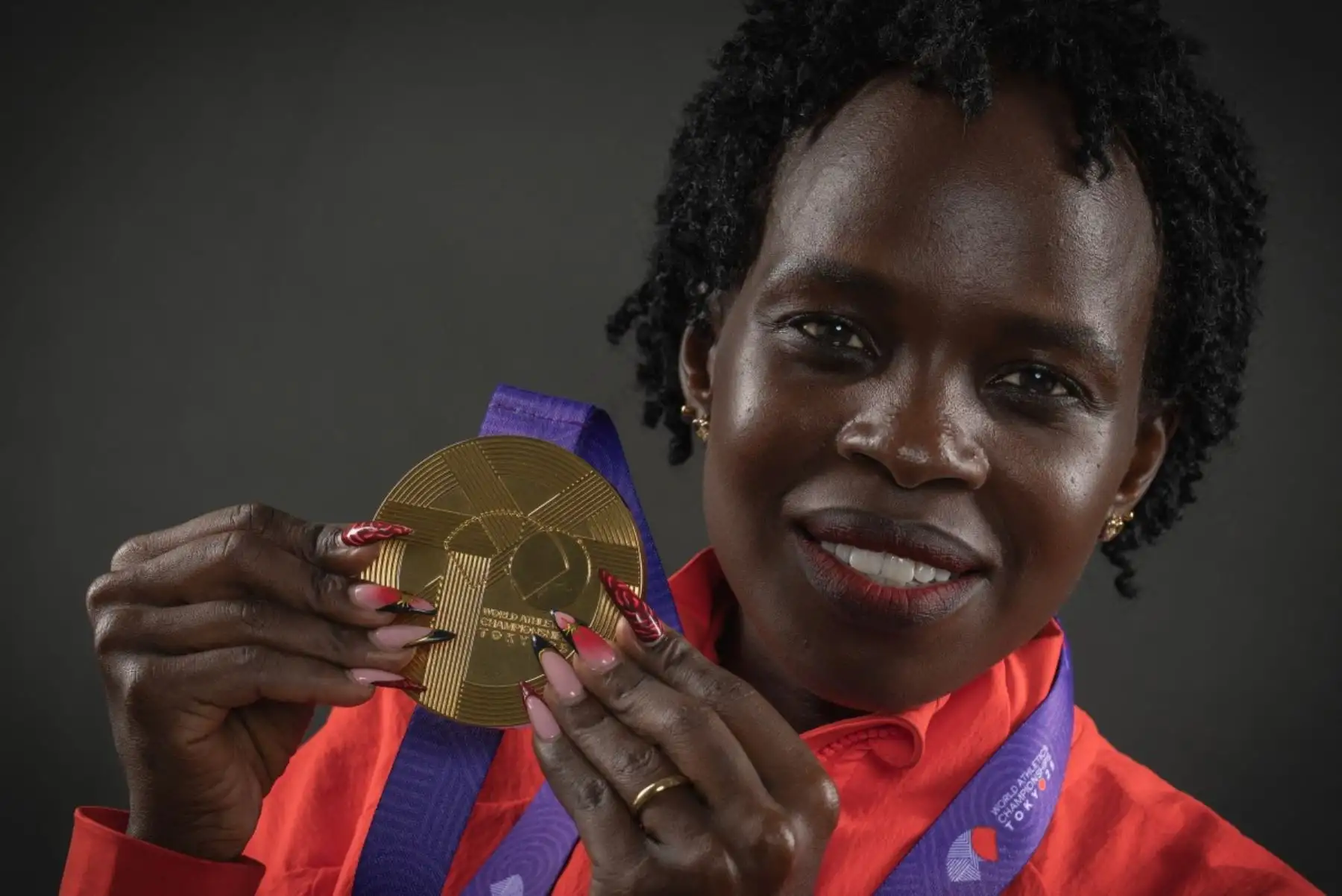 Peres Jepchirchir, medallista de oro en maratón femenino de Kenia, durante una sesión de fotos luego de la premiación oficial del Campeonato Mundial de Atletismo en Tokio el 14 de septiembre de 2025. Foto: AFP