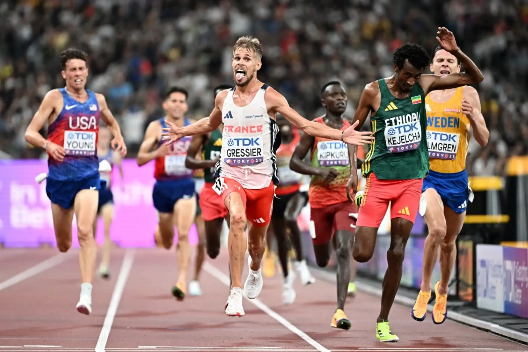 El atleta francés Jimmy Gressier celebra al cruzar la línea de meta para ganar la final masculina de 10.000 m durante el Campeonato Mundial de Atletismo en Tokio el 14 de septiembre de 2025. Foto: AFP