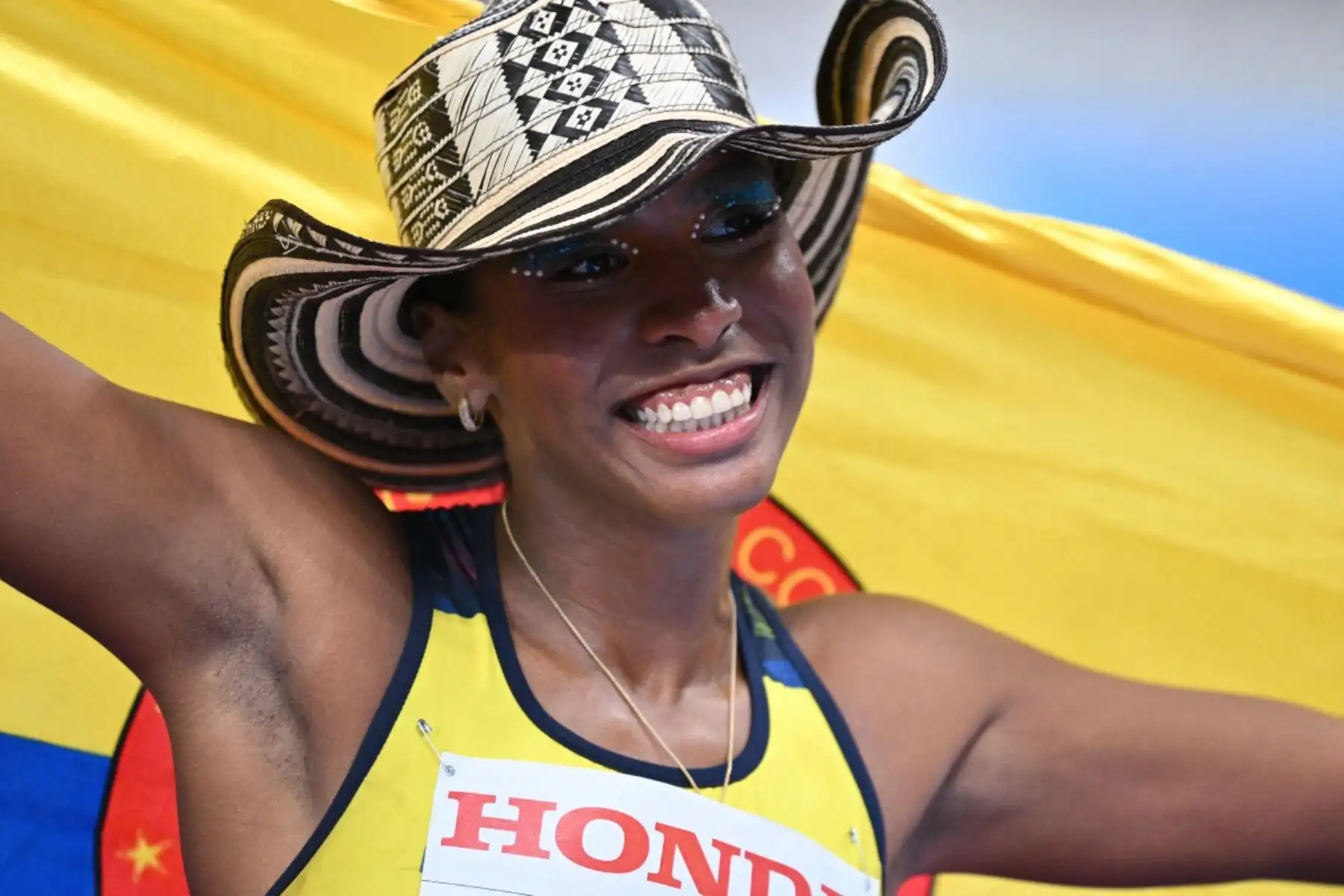 La atleta colombiana Natalia Linares celebra su tercer puesto en la final de salto de longitud femenino durante el Campeonato Mundial de Atletismo en Tokio el 14 de septiembre de 2025. Foto: AFP