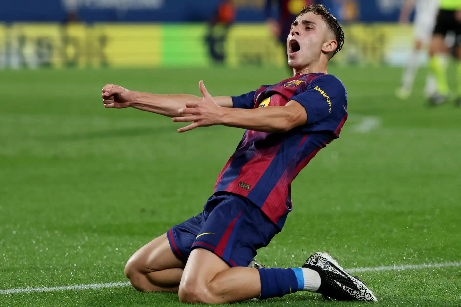 El centrocampista español  del Barcelona, ​​Fermín López, celebra el tercer gol de su equipo durante el partido de fútbol de la liga española entre el FC Barcelona y el Valencia CF en el estadio Johan Cruyff de Barcelona.
Foto: AFP