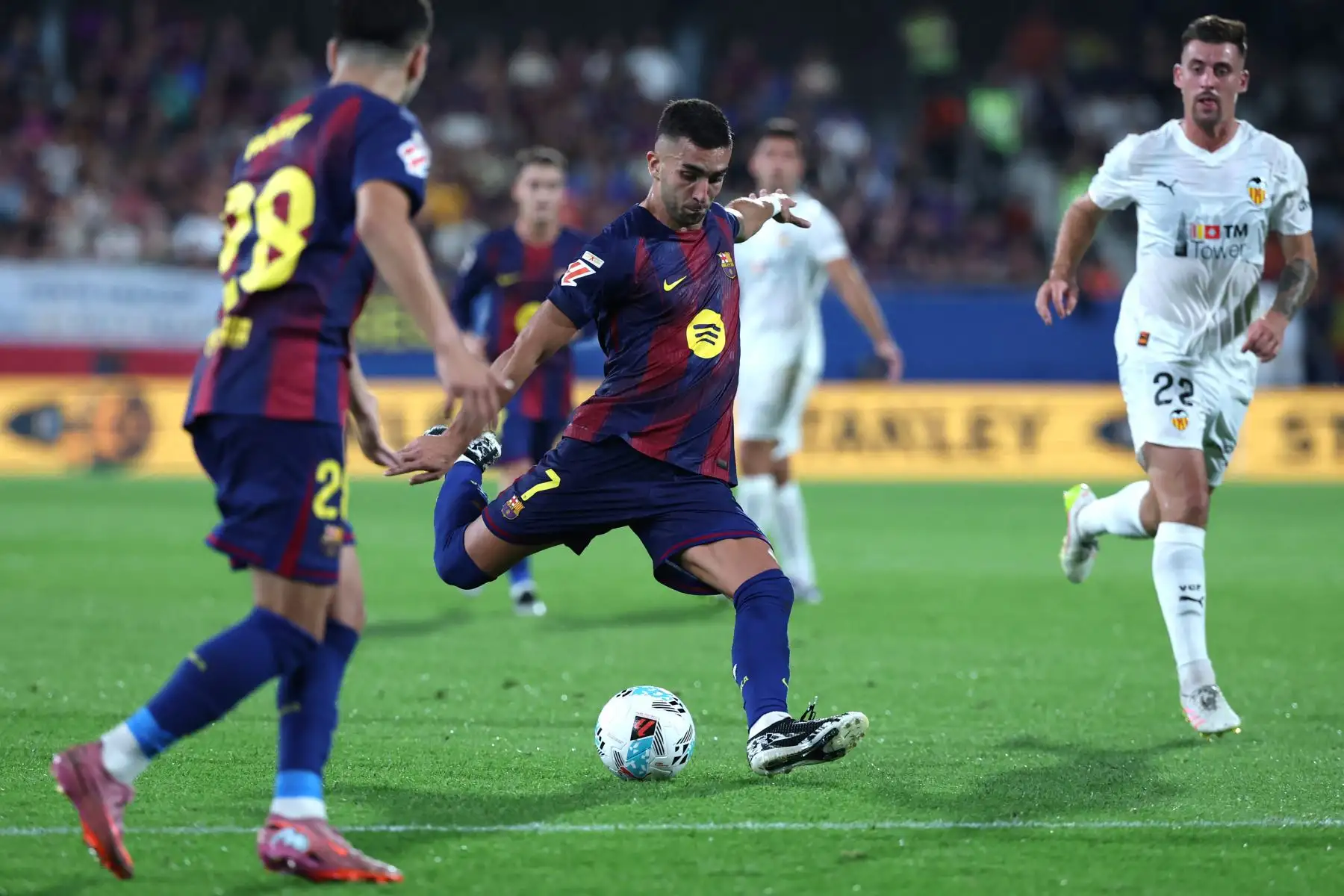 El delantero español del Barcelona, ​​Ferran Torres, patea el balón durante el partido de la liga española entre el FC Barcelona y el Valencia CF en el Estadio Johan Cruyff de Barcelona.
Foto: AFP