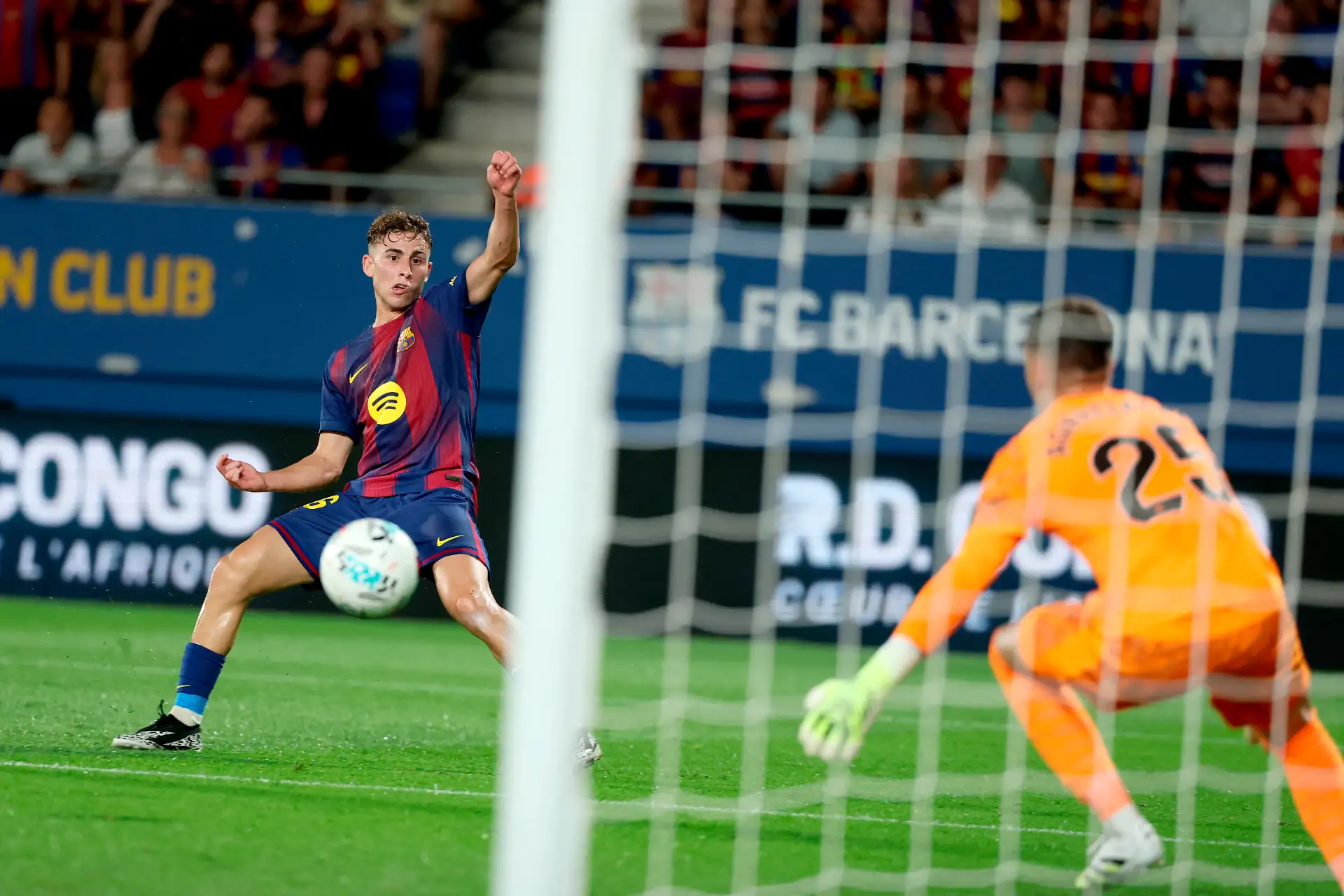 El centrocampista español del Barcelona, ​​Fermín López, marca el primer gol de su equipo durante el partido de la liga española entre el FC Barcelona y el Valencia CF en el Estadio Johan Cruyff de Barcelona.
Foto: AFP