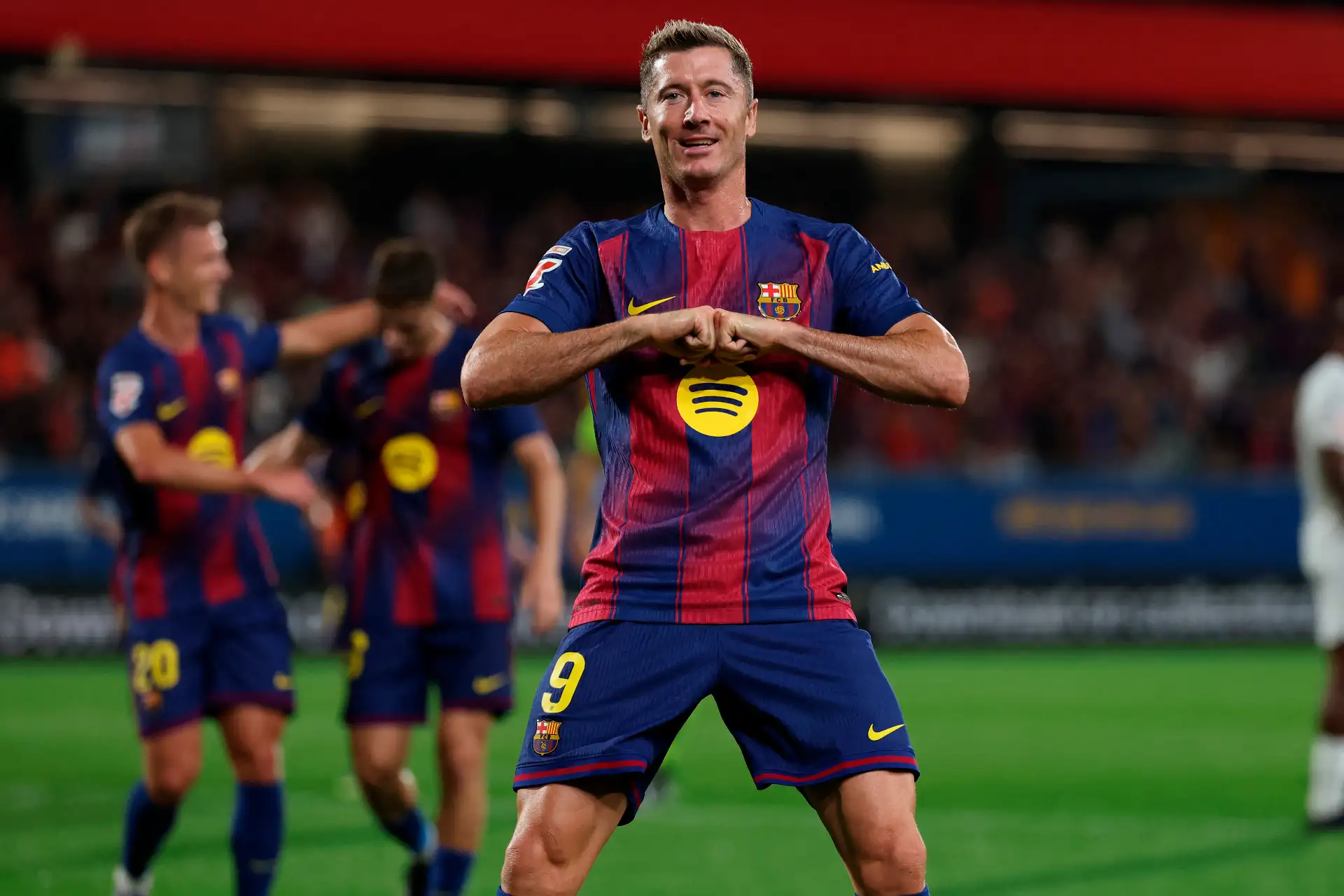 El delantero polaco  del Barcelona, ​​Robert Lewandowski, celebra el sexto gol de su equipo durante el partido de fútbol de la liga española entre el FC Barcelona y el Valencia CF en el estadio Johan Cruyff de Barcelona.
Foto: AFP