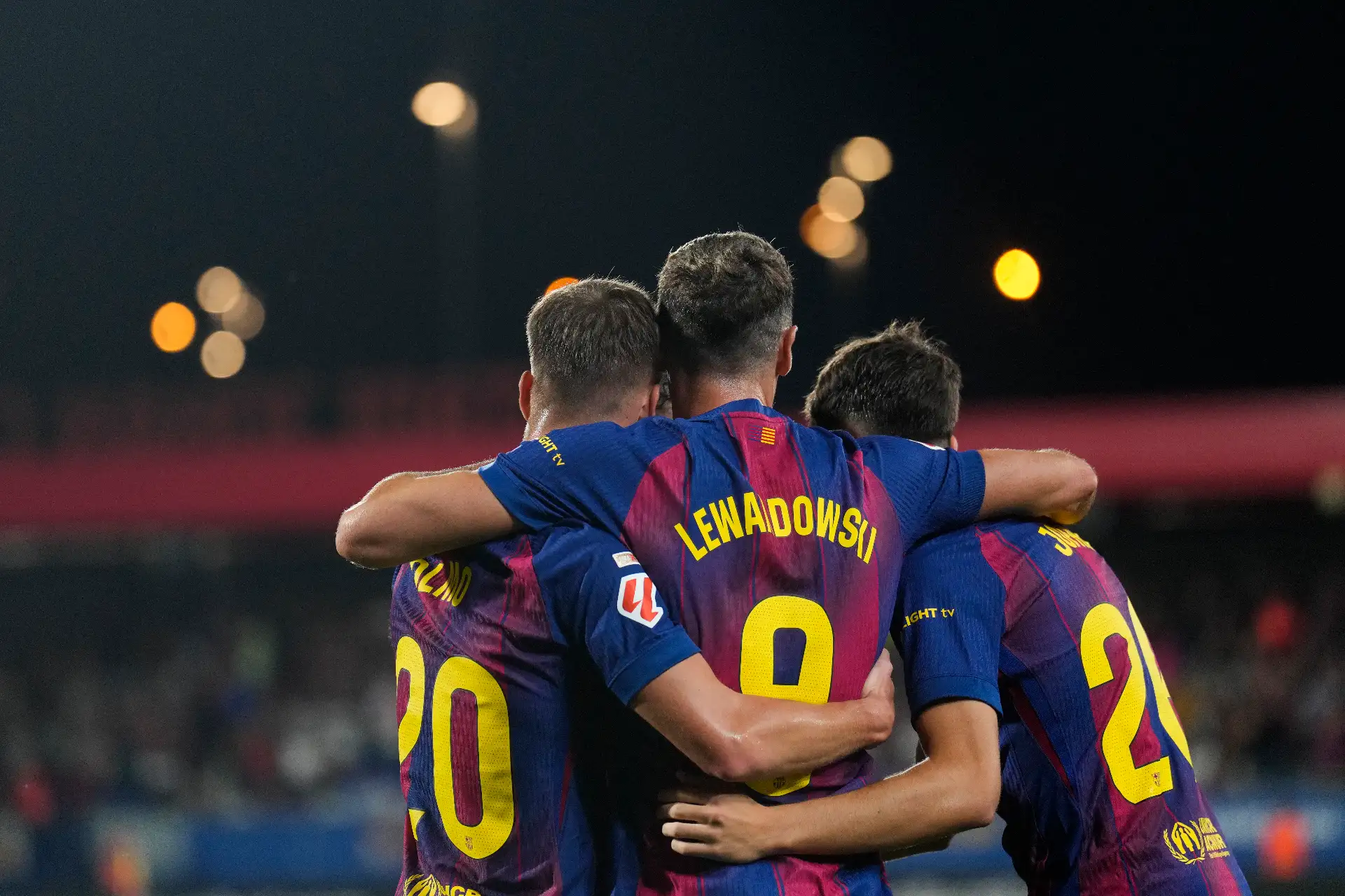 El delantero del Barcelona Robert Lewandowski celebra con sus compañeros tras marcar el quinto gol ante el Valencia, durante el partido de la jornada 4 de LaLiga EA Sports, que disputan Barcelona y Valencia en el estadi Johan Cruyff en Barcelona.
Foto: EFE