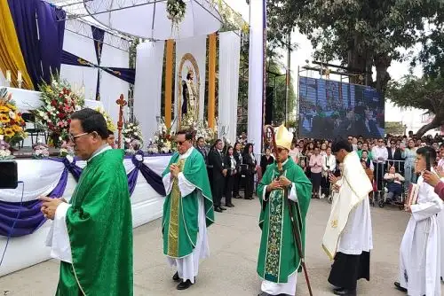 La ceremonia concluyó con la procesión de Jesús Nazareno Cautivo por las principales calles de Monsefú, entre vítores y expresiones de fe popular.