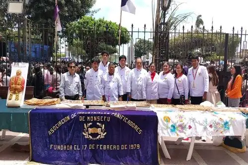 Tras la misa central en honor al Señor Cautivo de Monsefú y al Santo Padre, cientos de fieles compartieron gratuitamente pan con chicharrón y porciones del gran pastel.