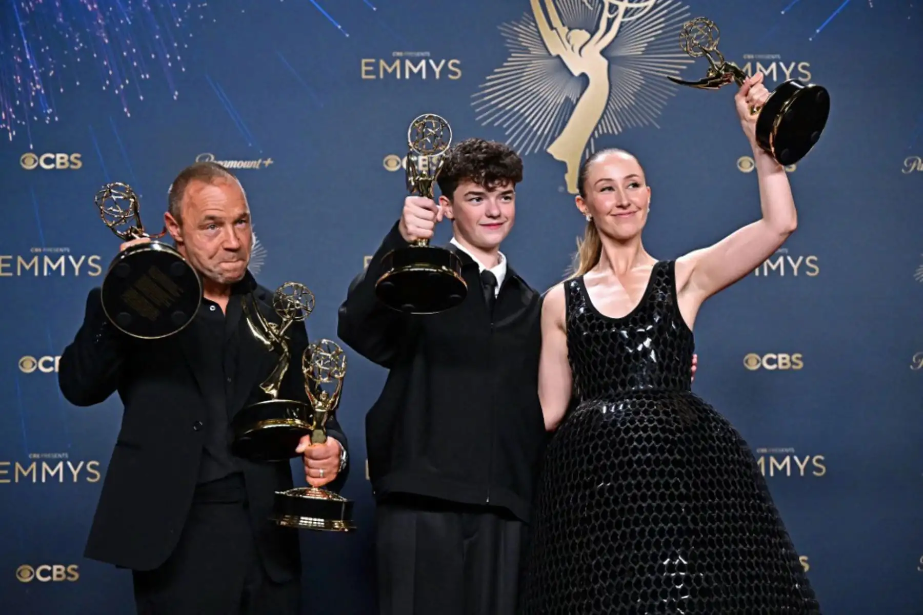 El actor británico Stephen Graham, el actor británico Owen Cooper y la actriz británica Erin Doherty posan en la sala de prensa con sus premios por la película por "Adolescencia". Durante la 77.ª edición de los Premios Primetime Emmy, celebrada en el Peacock Theatre de LA Live en Los Ángeles. Foto: AFP