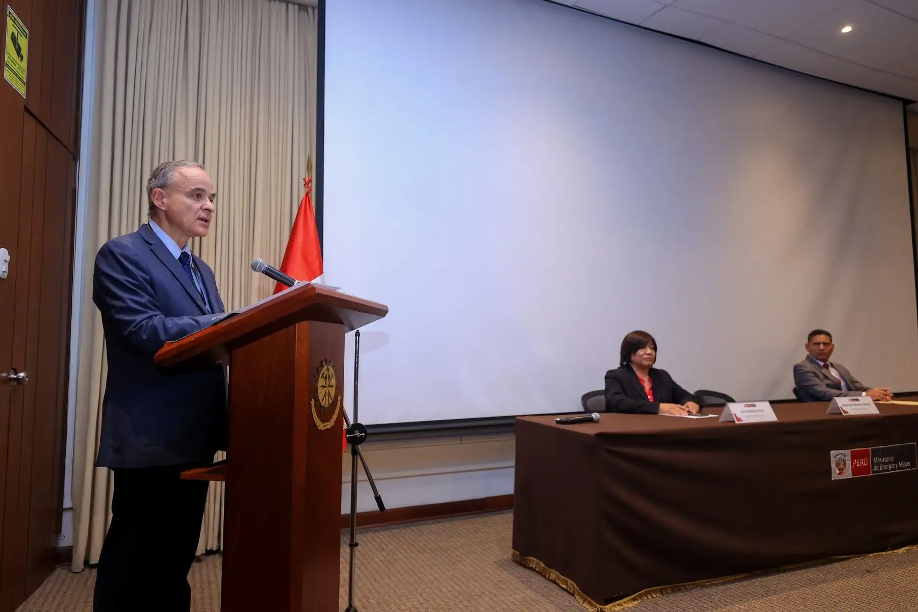 El ministro de Energía y Minas, Jorge Montero Cornejo, clausuró el Programa de Pasantía en Hidrocarburos para Líderes de Comunidades Amazónicas. Cortesía Minem