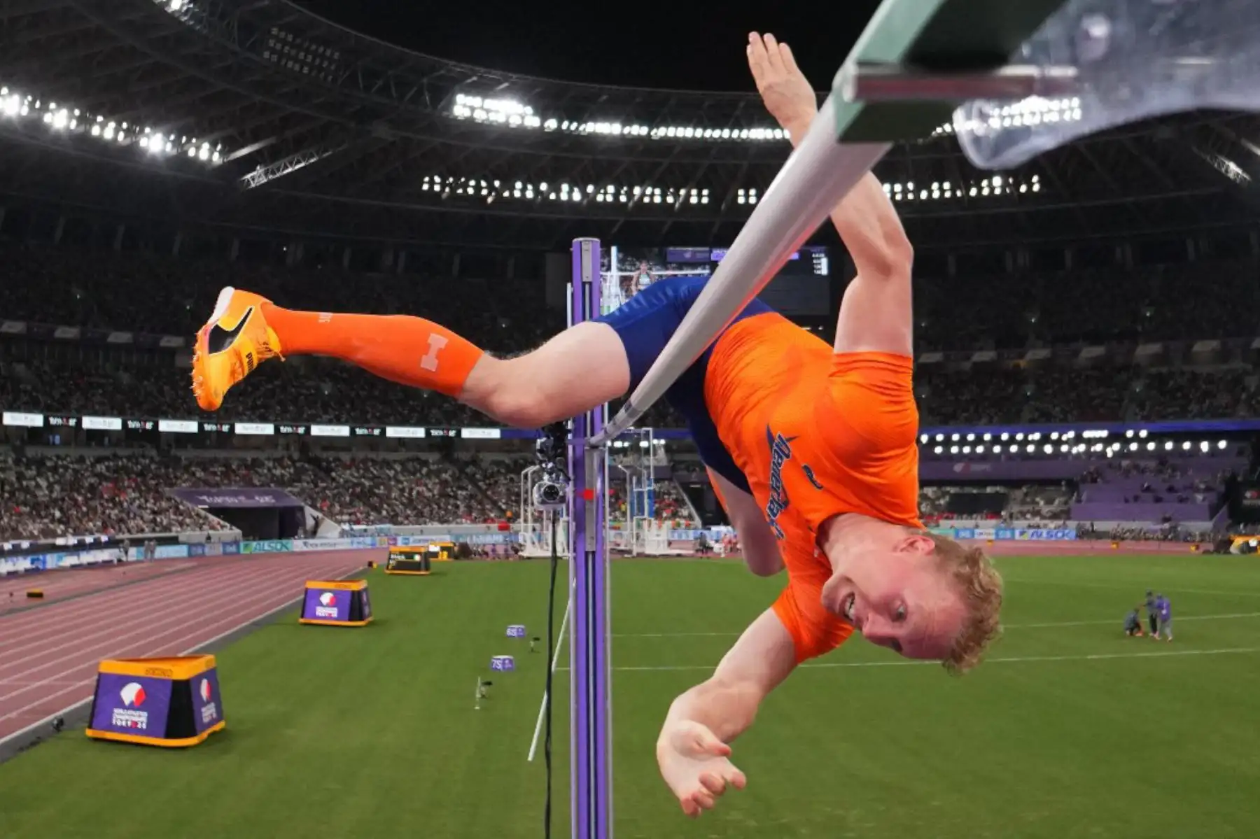 El atleta neerlandés Menno Vloon compite en la final masculina de salto con pértiga durante el Campeonato Mundial de Atletismo en Tokio.
Foto: AFP