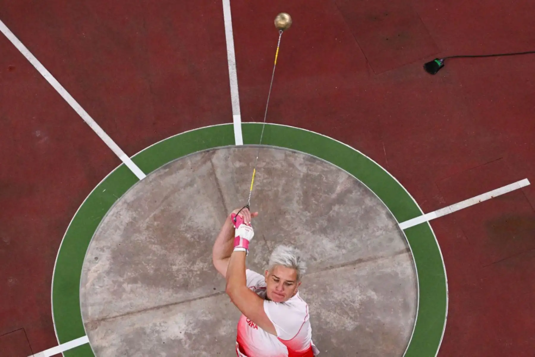 La atleta polaca Anita Wlodarczyk compite en la final femenina de lanzamiento de martillo durante el Campeonato Mundial de Atletismo en Tokio.
Foto: AFP