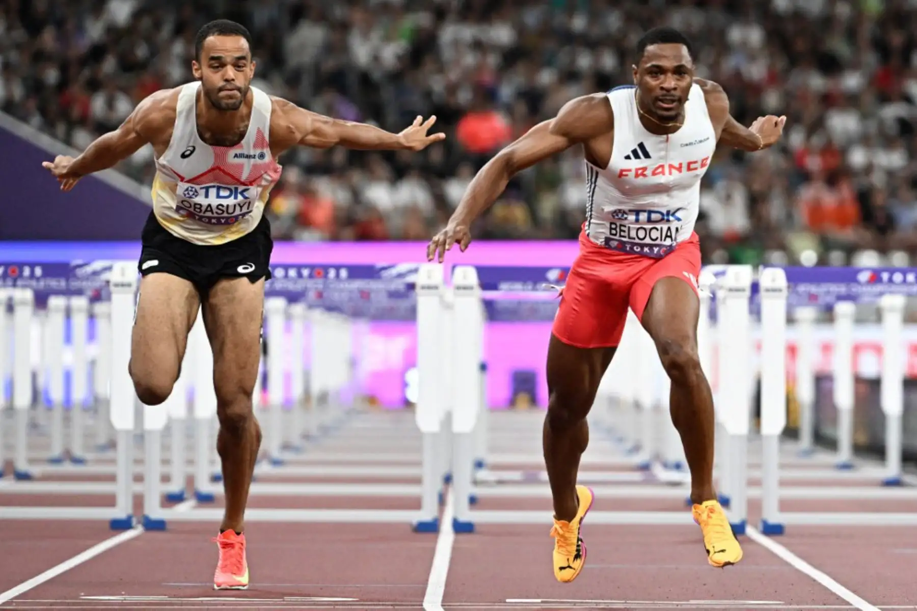 El belga Michael Obasuyi y el francés Wilhem Belocian cruzan la meta en las eliminatorias de los 110 m vallas masculinos del Campeonato Mundial de Atletismo de Tokio.
Foto: AFP
