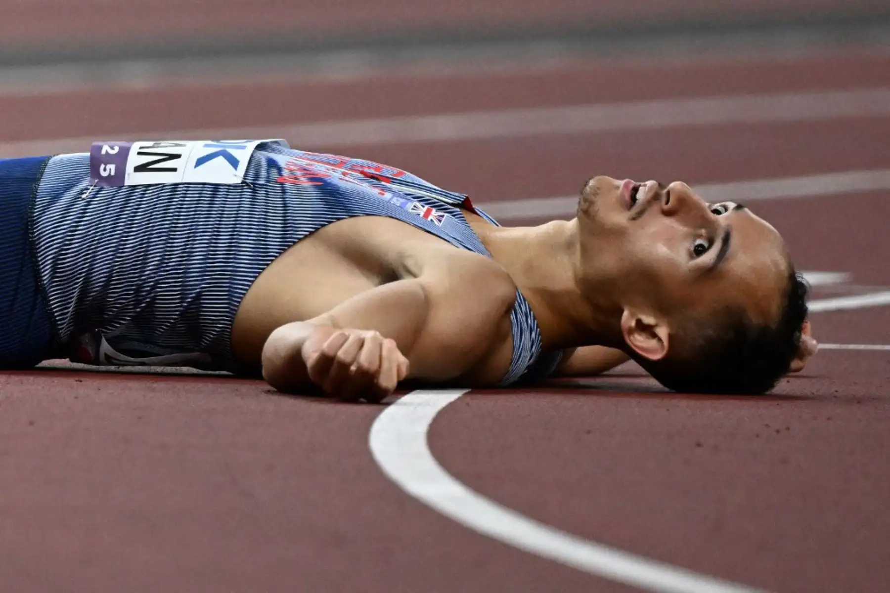 El atleta británico Tyri Donovan reacciona tras competir en las eliminatorias de los 400 m vallas masculinos durante el Campeonato Mundial de Atletismo en Tokio.
Foto: AFP