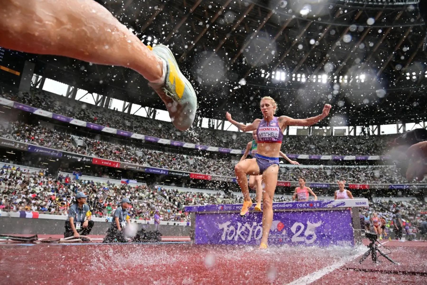 Atletas, incluida la estadounidense Kaylee Mitchell, compiten en las eliminatorias de 3000 m con obstáculos femenino durante el Campeonato Mundial de Atletismo en Tokio.
Foto: AFP