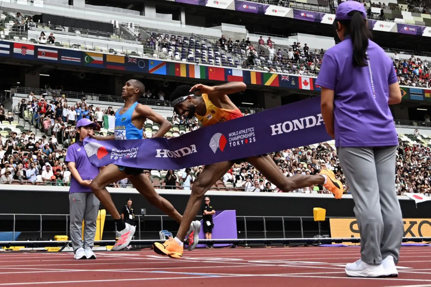El atleta tanzano Alphonce Felix Simbu y el atleta alemán Amanal Petros (centro) cruzan la meta en la final de maratón masculina durante el Campeonato Mundial de Atletismo en Tokio.
Foto: AFP