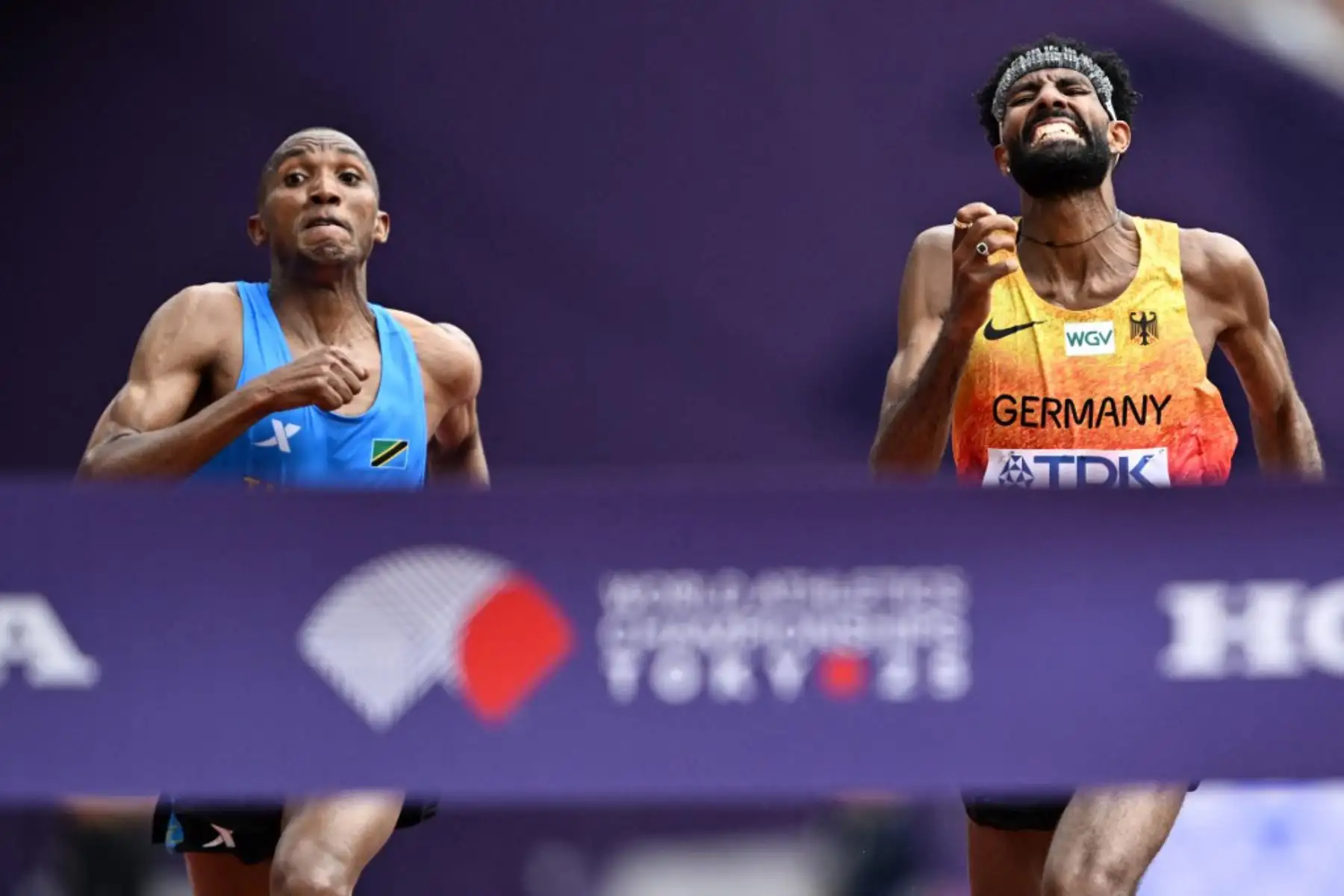 El atleta tanzano Alphonce Felix Simbu y el atleta alemán Amanal Petros cruzan la meta en la final de maratón masculina durante el Campeonato Mundial de Atletismo en Tokio.
Foto: AFP