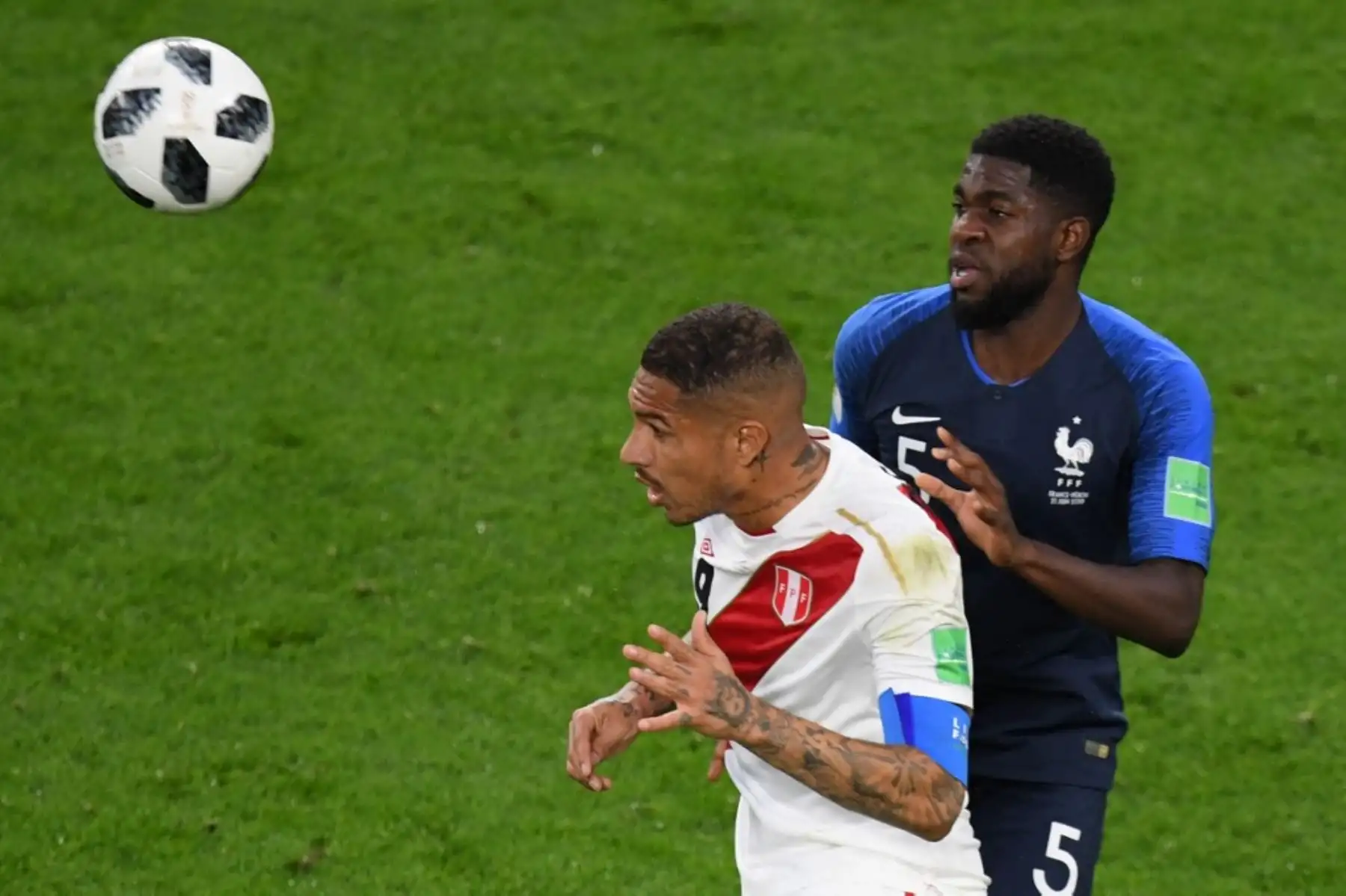 Samuel Umtiti marcando a Paolo Guerrero en el Mundial Rusia 2018