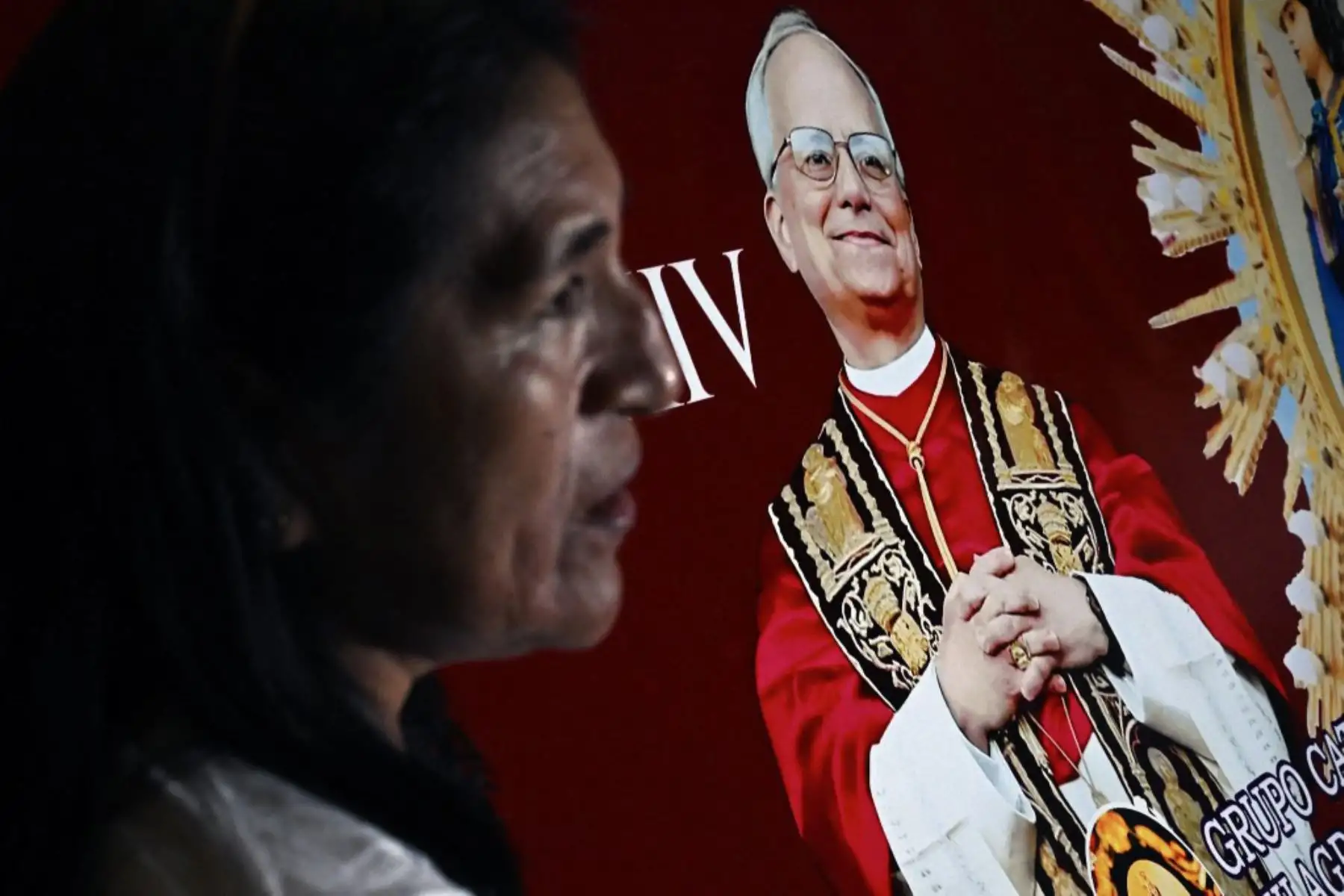 Una mujer permanece junto a la imagen de Robert Francis Prevost, quien se convirtió en el Papa León XIV el 8 de mayo de 2025, frente a la catedral de Chiclayo, en el norte de Perú, el día de su elección como el 267.º pontífice de la Iglesia Católica.
Foto: AFP