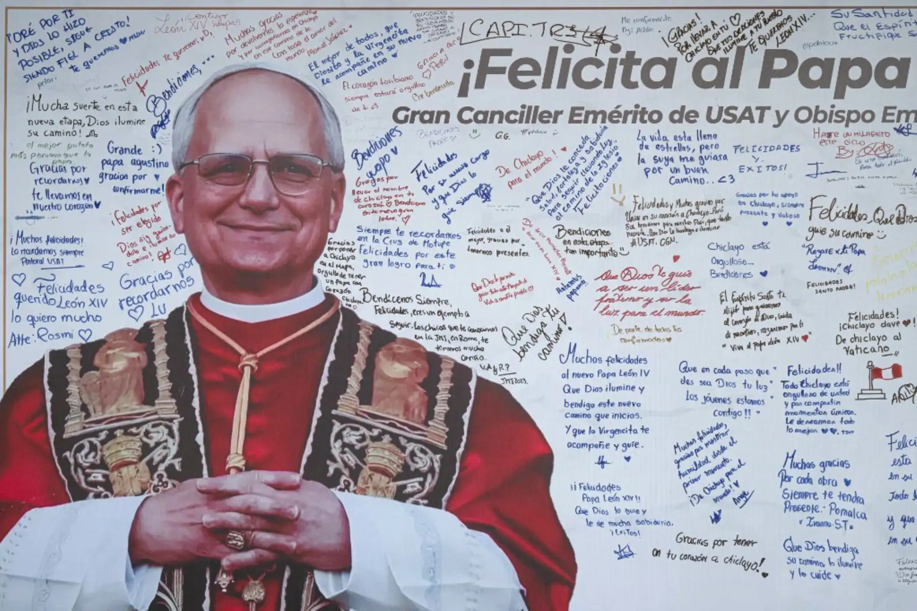 Mensajes escritos en una pancarta con la imagen del Papa León XIV en la Universidad Católica Santo Toribio de Mogrovejo en Chiclayo, región de Lambayeque, norte de Perú, el 12 de mayo de 2025. 
Foto: AFP