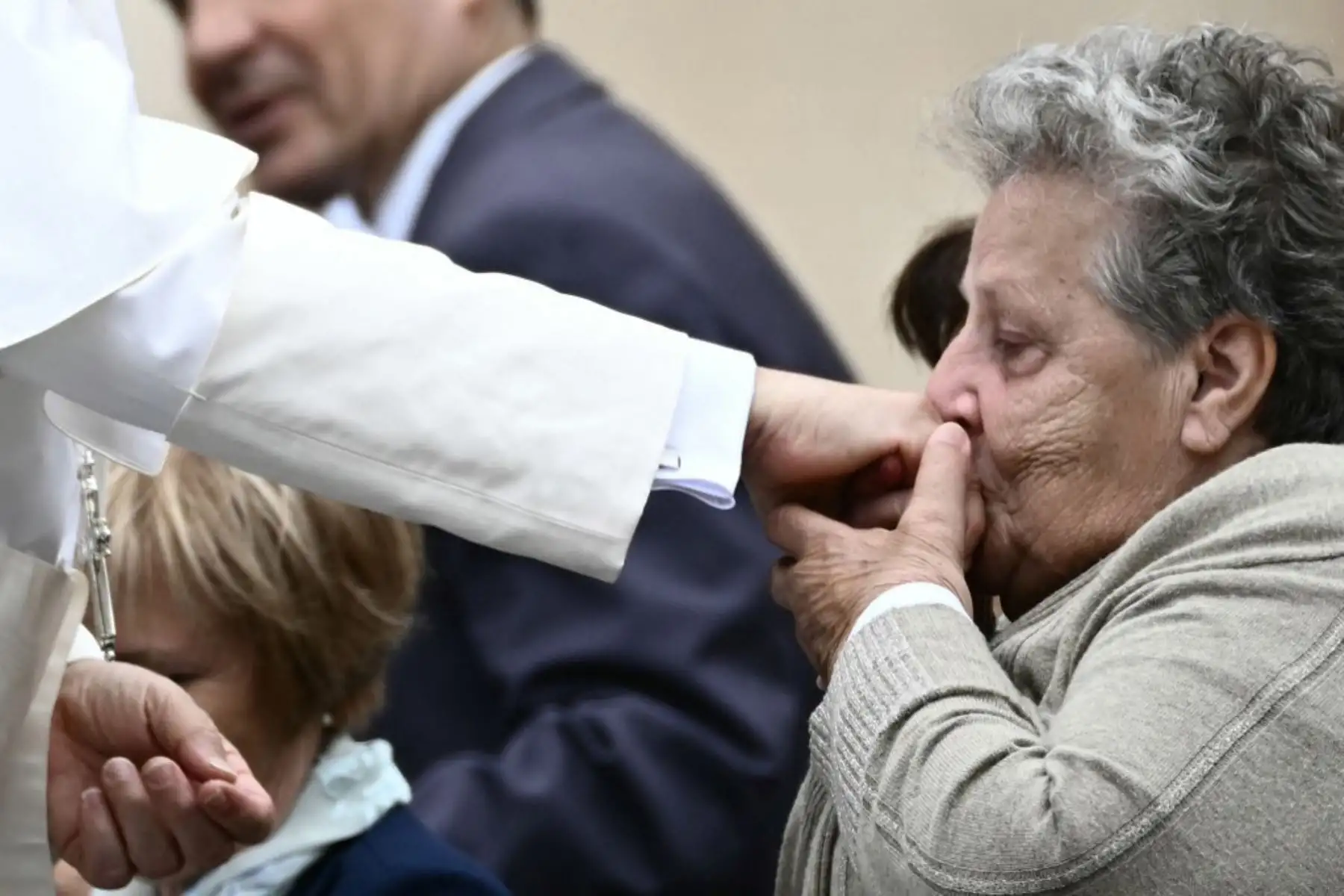 Una mujer besa la mano del Papa León XIV al final de su primera audiencia general semanal en la Plaza de San Pedro del Vaticano el 21 de mayo de 2025.
Foto: AFP