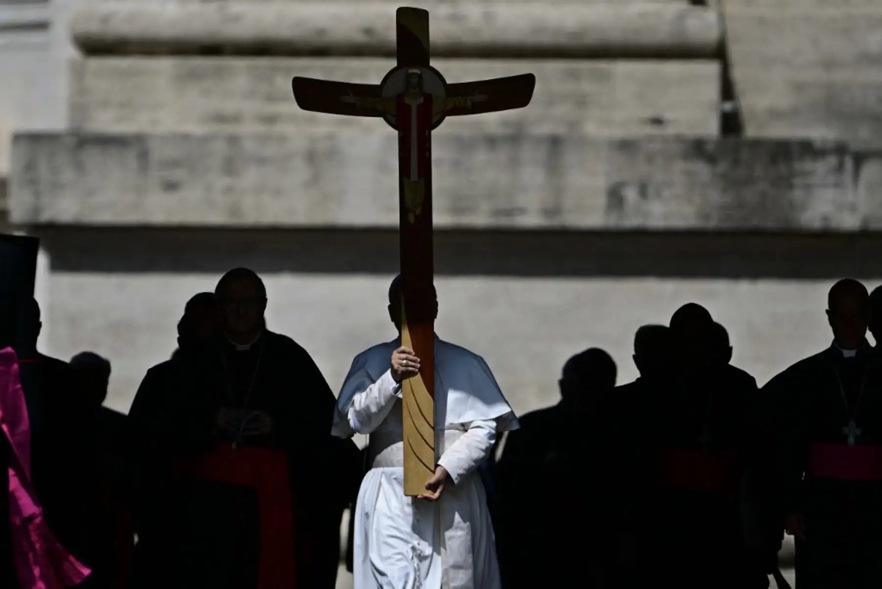 El Papa León XIV sostiene un crucifijo mientras encabeza la procesión desde el Aula Pablo VI hasta la Puerta Santa como parte del Jubileo 2025 de la Santa Sede, en el Vaticano, el 9 de junio de 2025.
Foto: AFP