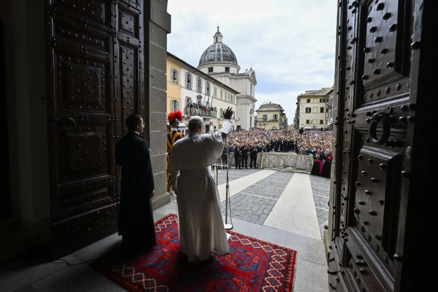 Esta foto, tomada y distribuida el 13 de junio de 2025 por Vatican Media, muestra al Papa León XIV (centro) durante el rezo del Ángelus en Castel Gandolfo, cerca de Roma. 
Foto: AFP