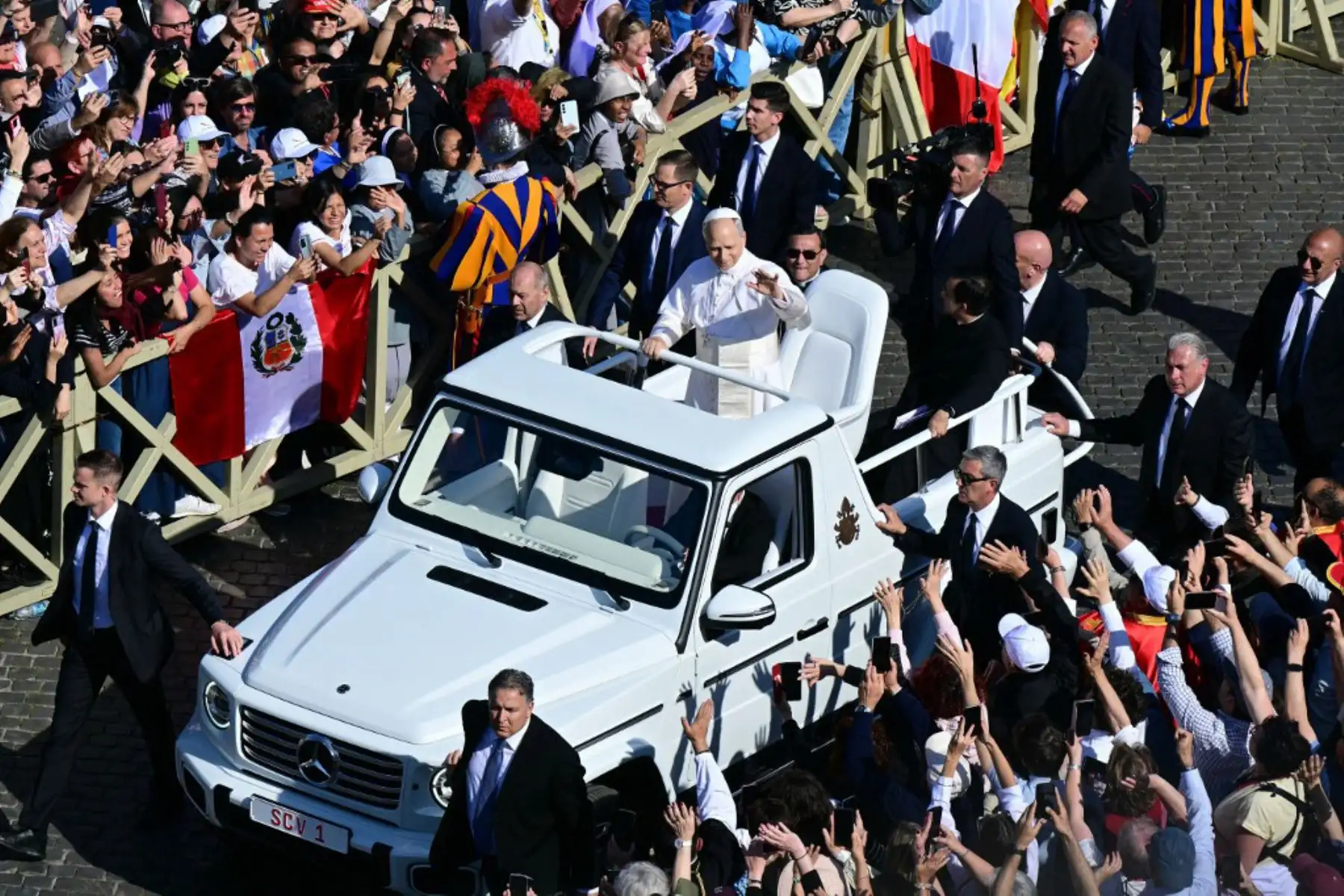 El Papa León XIV saluda a la multitud desde el papamóvil antes de la Santa Misa de inicio de su pontificado, en la plaza de San Pedro del Vaticano, el 18 de mayo de 2025.
Foto: AFP