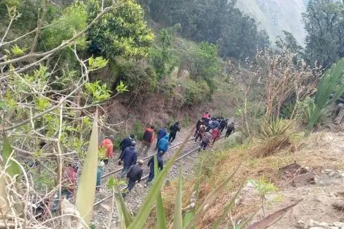 Pasajeros deben caminar ante suspensión de operaciones ferroviarias. Foto: ANDINA/Difusión
