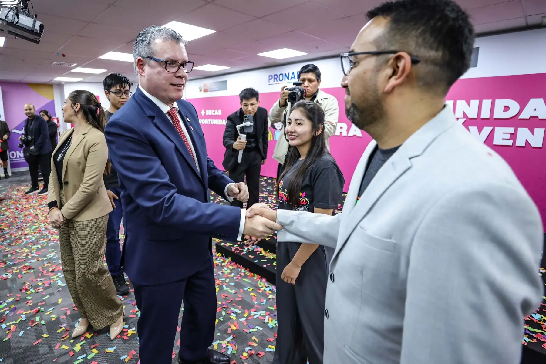 Los becarios provienen de 20 regiones, principalmente Lima, Arequipa, Cusco, Huánuco y Junín, y representan la diversidad del Perú: 19 provienen de comunidades campesinas, afroperuanas o nativas, 2 son personas con discapacidad y la mayoría son mujeres de 26 a 28 años. Más de 100 becarios ya viajaron entre agosto y setiembre rumbo a España, Reino Unido y Estados Unidos.ANDINA/Difusión