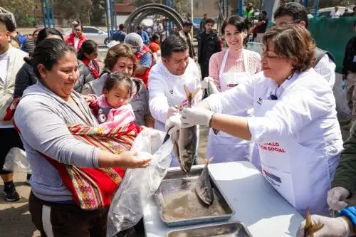 La entrega de pescado, en articulación con la SNP, benefició hasta la fecha a 230,000 personas en situación de vulnerabilidad. Foto: MIDIS/Difusión.