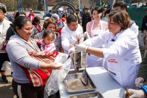 La entrega de pescado, en articulación con la SNP, benefició hasta la fecha a 230,000 personas en situación de vulnerabilidad. Foto: MIDIS/Difusión.
