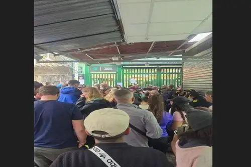 La vía férrea Ollantaytambo-Machu Picchu estuvo bloqueada ayer en tramos del sector Ccoriwayrachina, kilómetro 88, por el lapso de dos horas y hoy hubo plantones en horas de la mañana, pero esta tarde estaba libre.