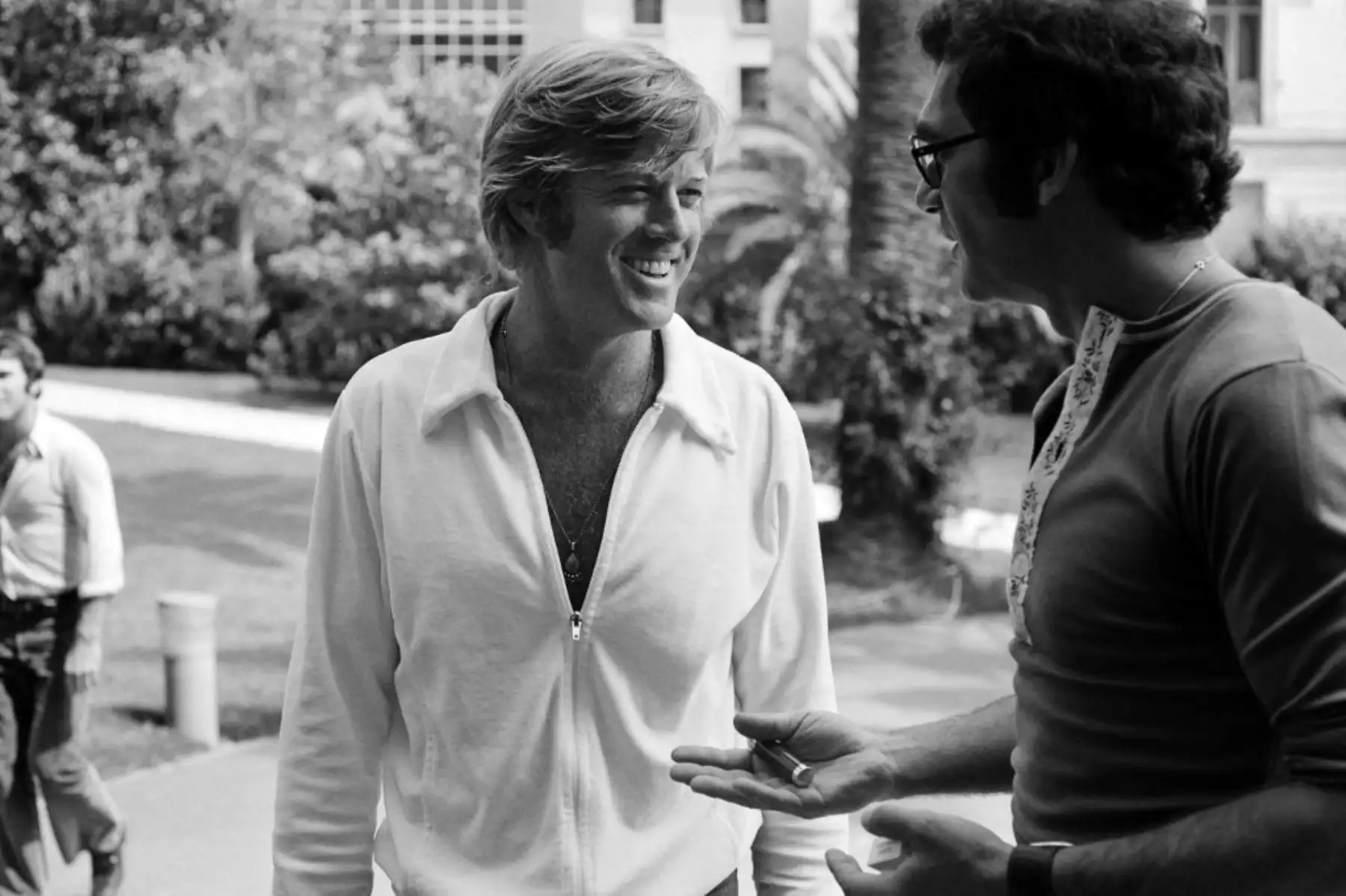 Fotografía tomada en mayo de 1972 que muestra al actor estadounidense Robert Redford (izq.) y al director Sydney Pollack durante el Festival Internacional de Cine de Cannes. Foto: AFP