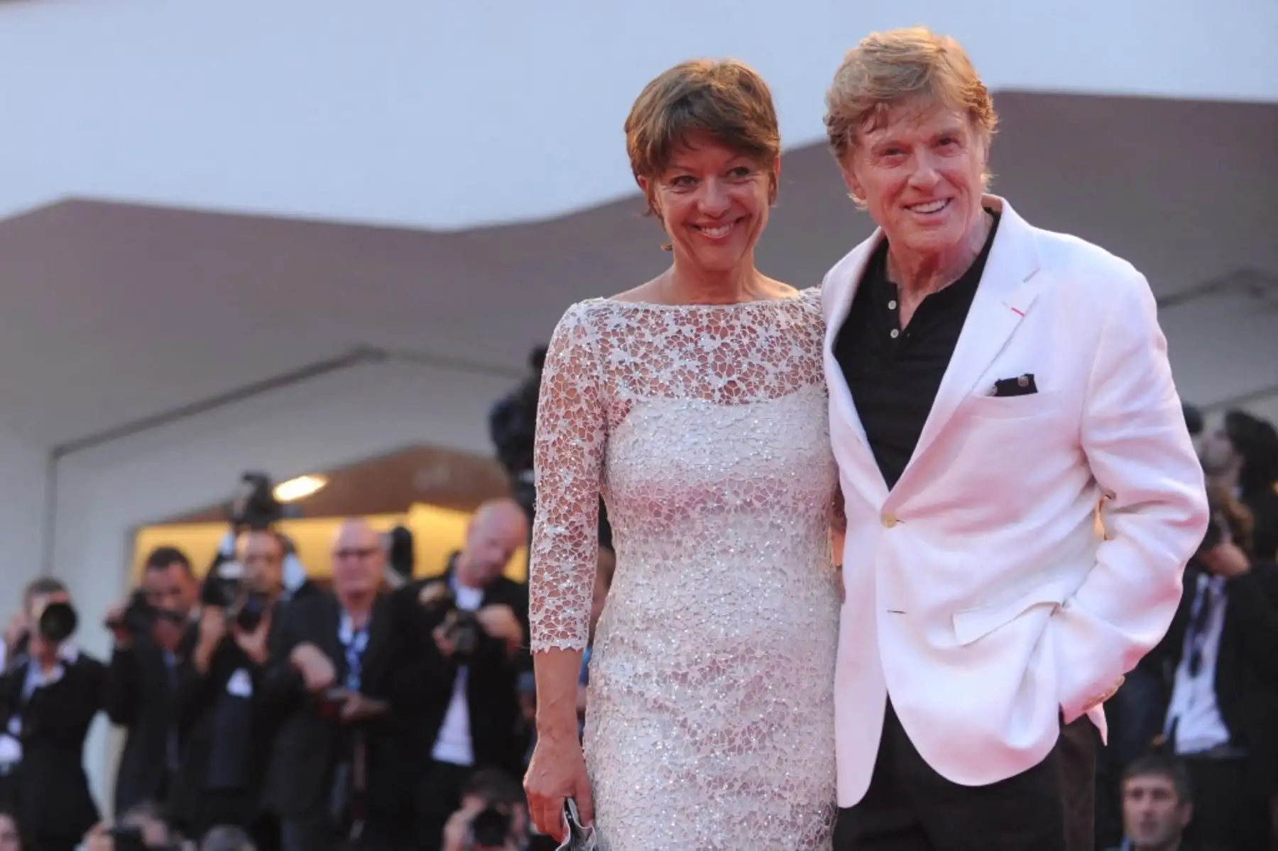 El actor estadounidense Robert Redford (der.) y su esposa Sibylle Szaggars posan en la alfombra roja antes de la proyección de "The Company You Keep" durante el 69.º Festival de Cine de Venecia, el 6 de septiembre de 2012 en el Lido de Venecia. Foto: AFP