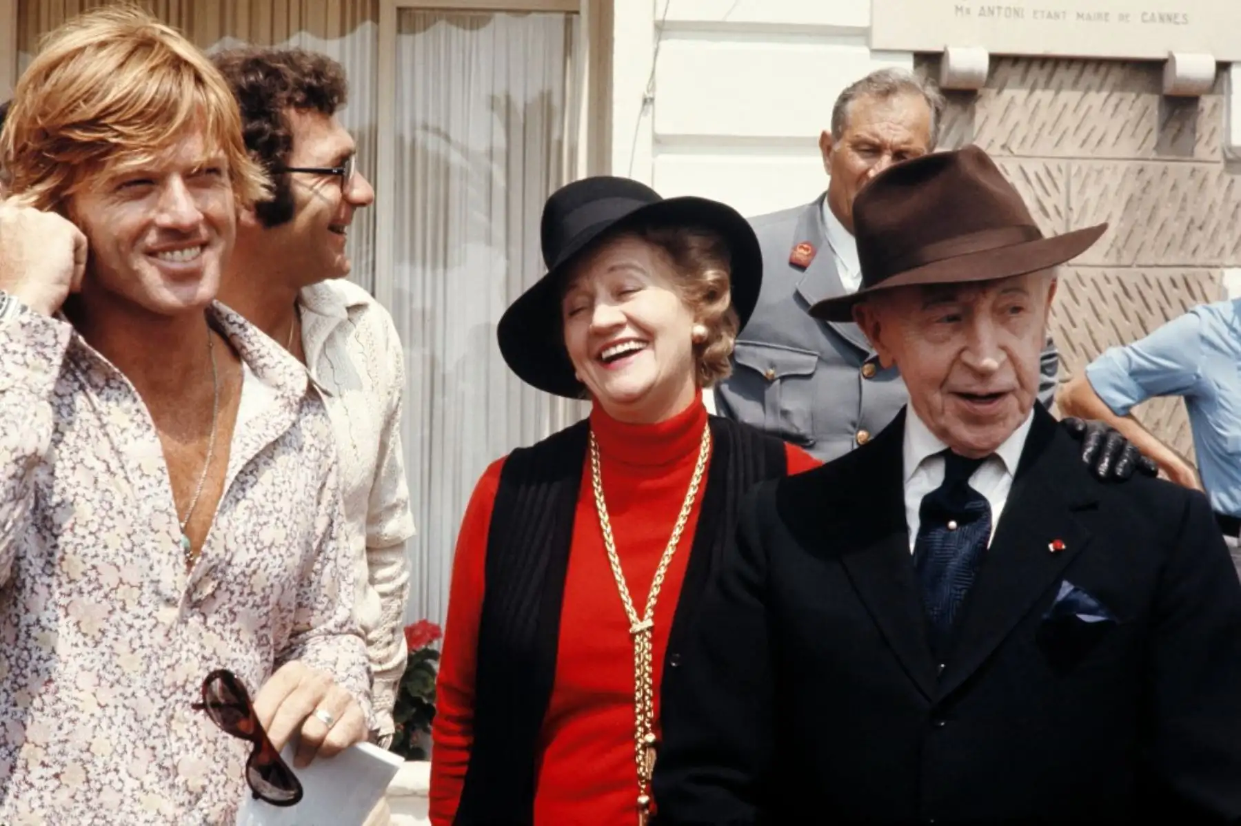 El actor estadounidense Robert Redford, el director estadounidense Sydney Pollack y el pianista Arthur Rubinstein y su esposa Nela posan durante el Festival Internacional de Cine de Cannes, el 8 de mayo de 1972. Foto: AFP