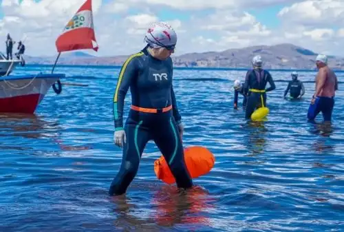 Nadadores de diversas zonas de Perú conquistaron el lago Titicaca con épica travesía de siete kilómetros entre Llachón y Taquile, en Puno. ANDINA/Difusión