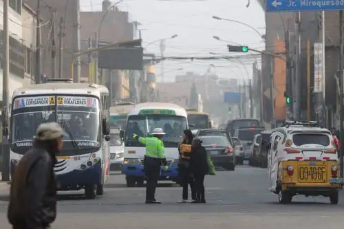 En un recorrido realizado esta mañana por la agencia Andina se pudo comprobar que buses, taxis, mototaxis y autos particulares permanecen detenidos largos minutos en Barrios Altos y alrededores, generando escenas de caos. Foto: ANDINA/ Lino Chipana